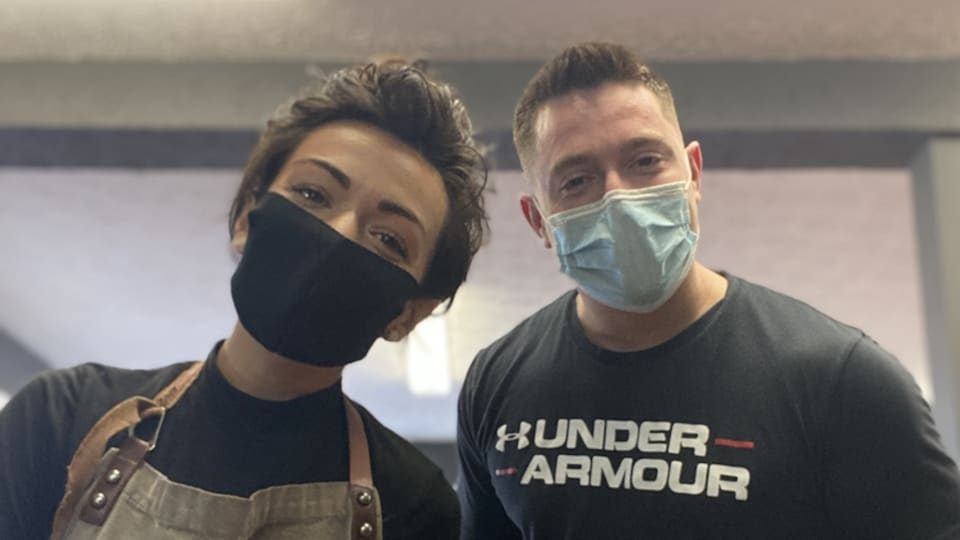 Une femme pose avec un homme après une coiffure.