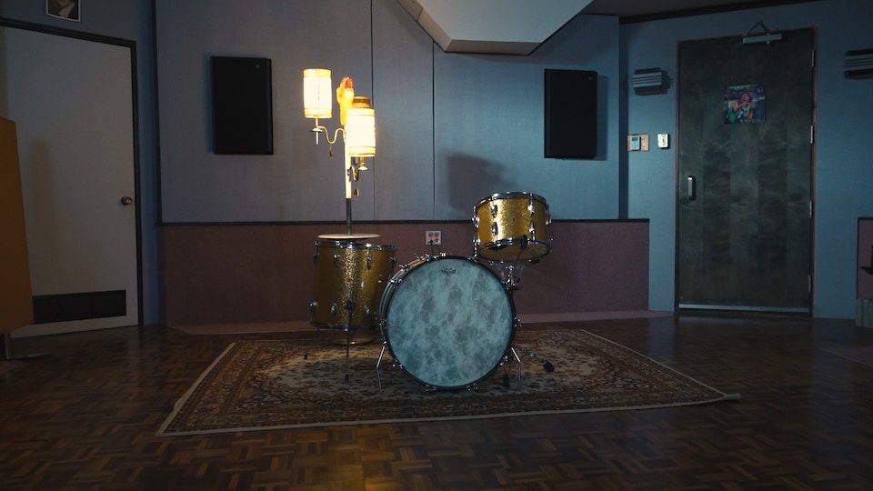 Une batterie dans une salle d'enregistrement.