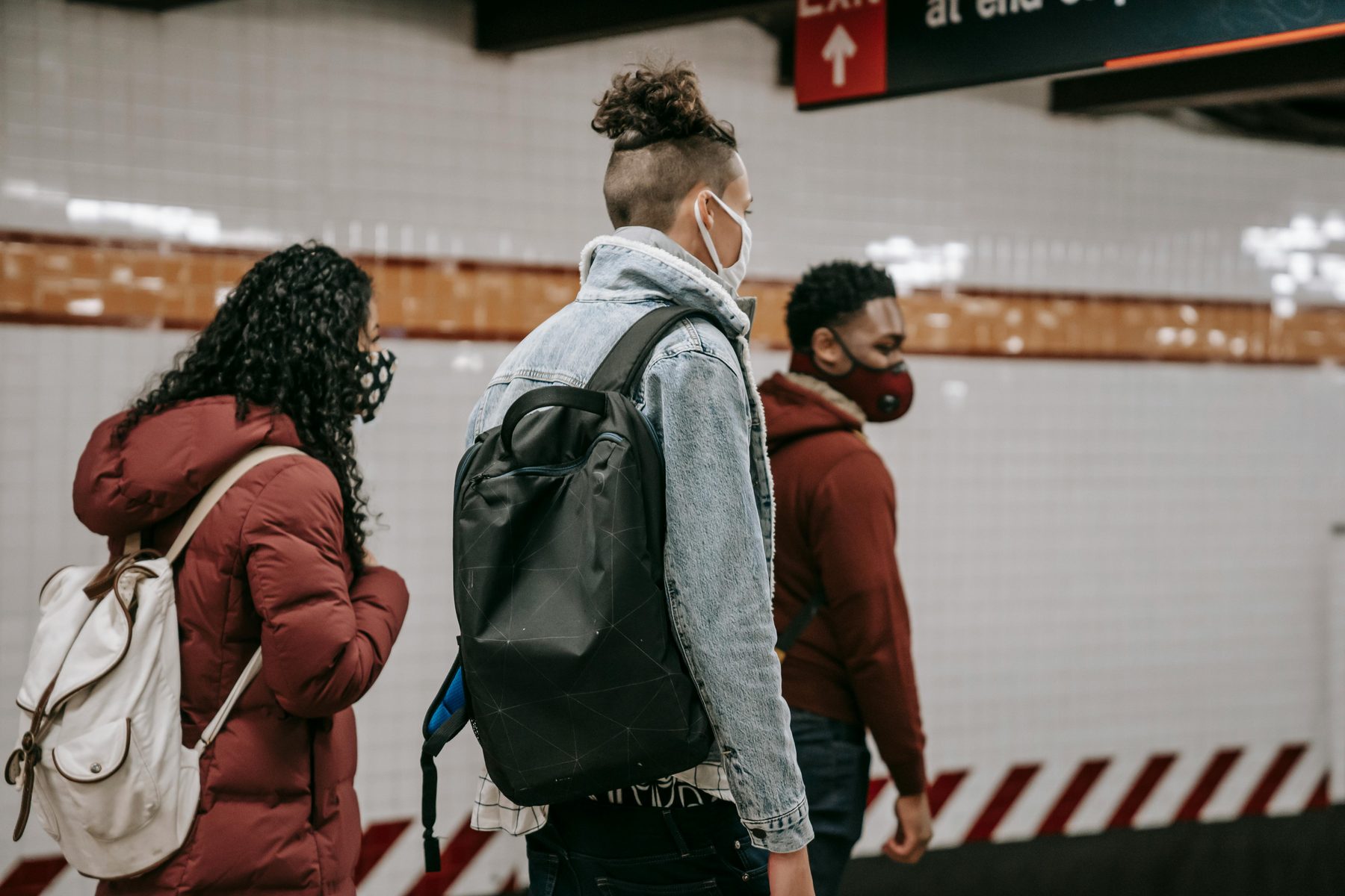 Homme En Veste Rouge Et Femme En Veste Noire Marchant Sur Le Trottoir
