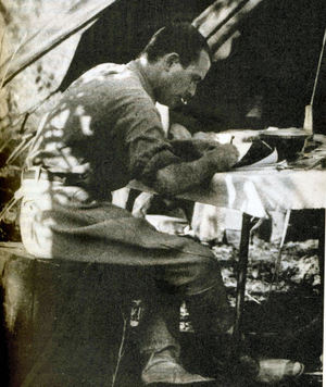 Leiris_sous_sa_tente_2